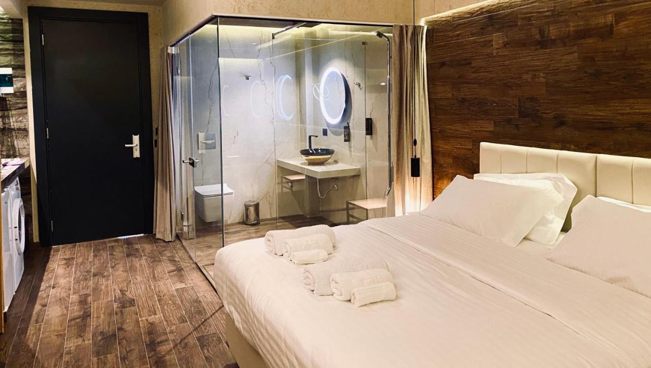 Deluxe Rooms In Blloku Area Tirana Exterior photo