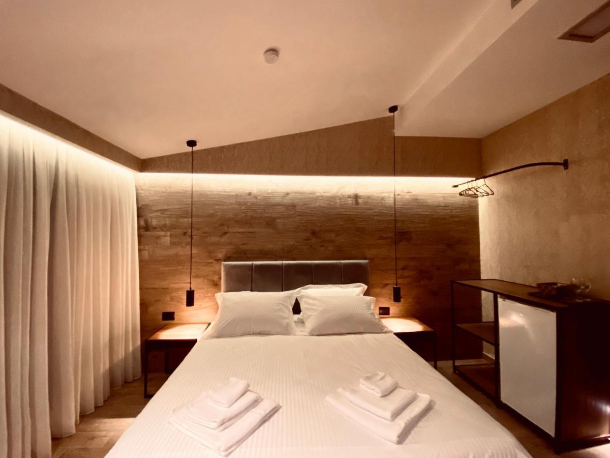 Deluxe Rooms In Blloku Area Tirana Exterior photo