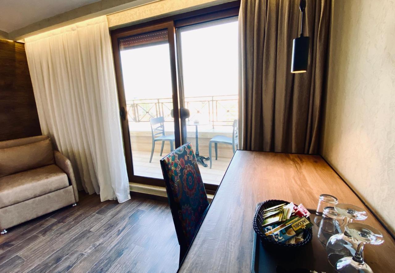 Deluxe Rooms In Blloku Area Tirana Exterior photo